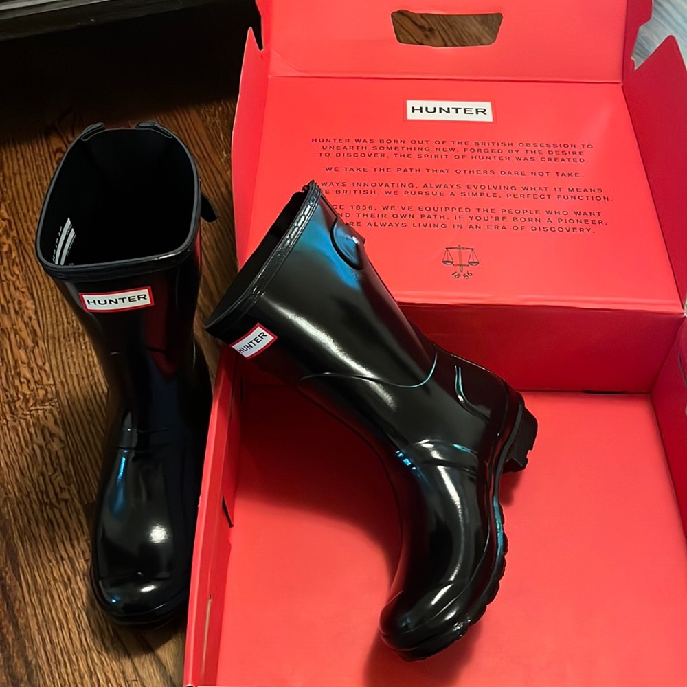 New Hunter Gloss Black Short Boots , Size 7